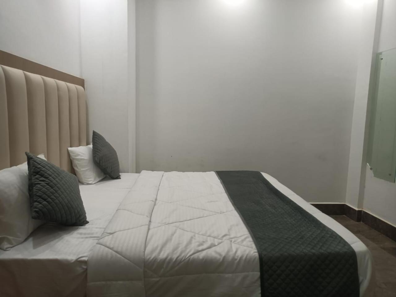 Hotel Whitehouse Ac Family Room Agra  Buitenkant foto
