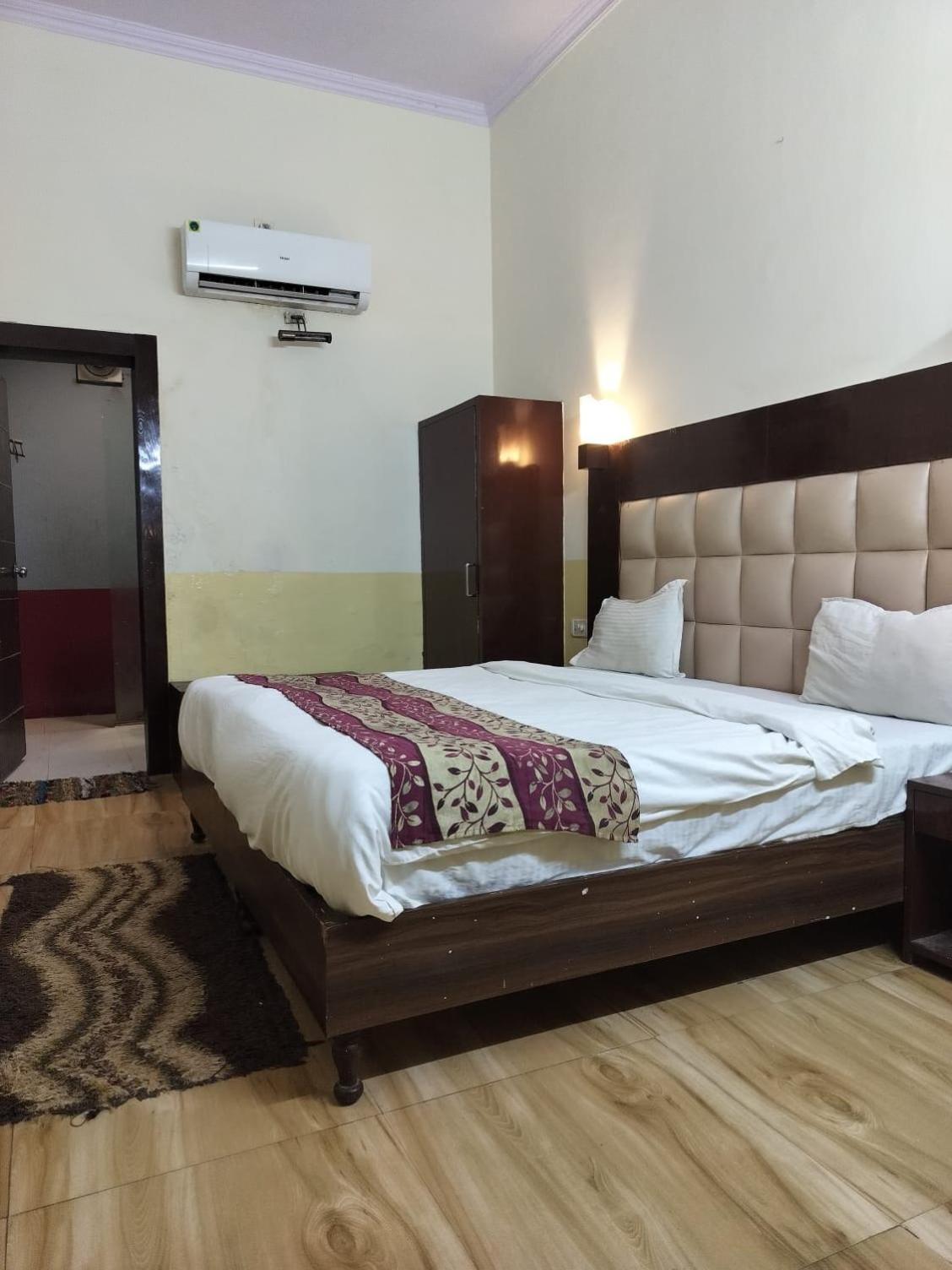 Hotel Whitehouse Ac Family Room Agra  Buitenkant foto